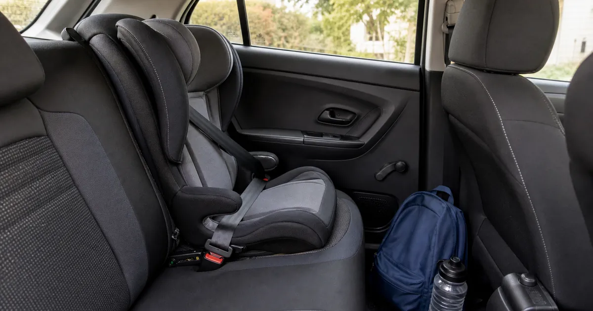 차량 뒷좌석에 ISOFIX 주니어 카시트를 설치한 사용 장면 예시