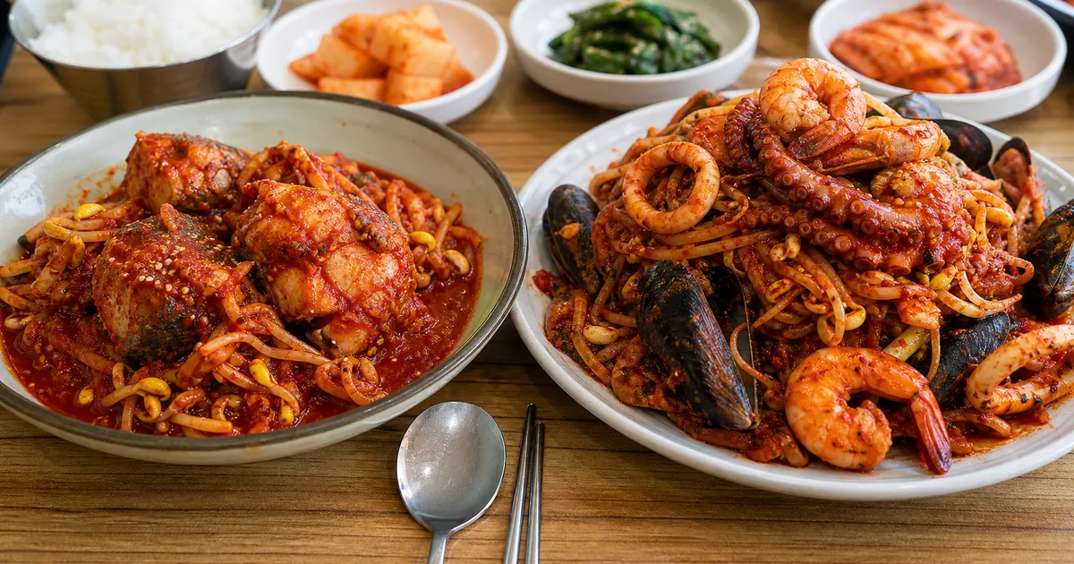 아구찜과 해물찜을 나란히 놓고 아귀 살점과 여러 해산물 구성을 비교한 매콤한 한식 점심 상차림