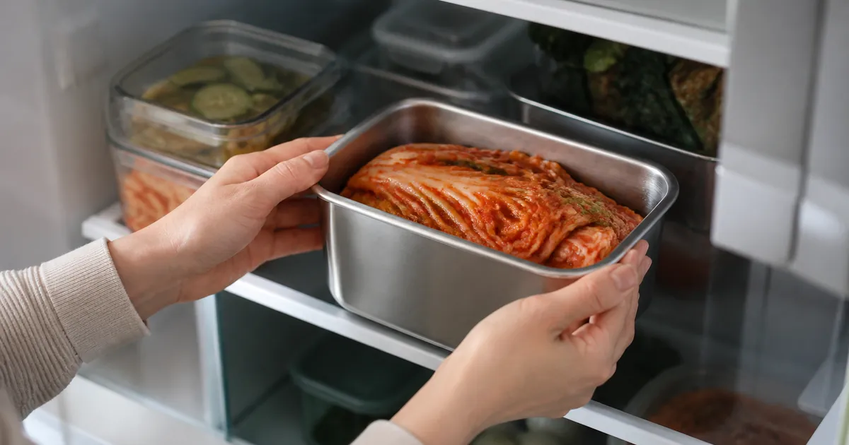 스텐 김치통을 냉장고 선반에 넣어 보관하는 사용 장면 예시
