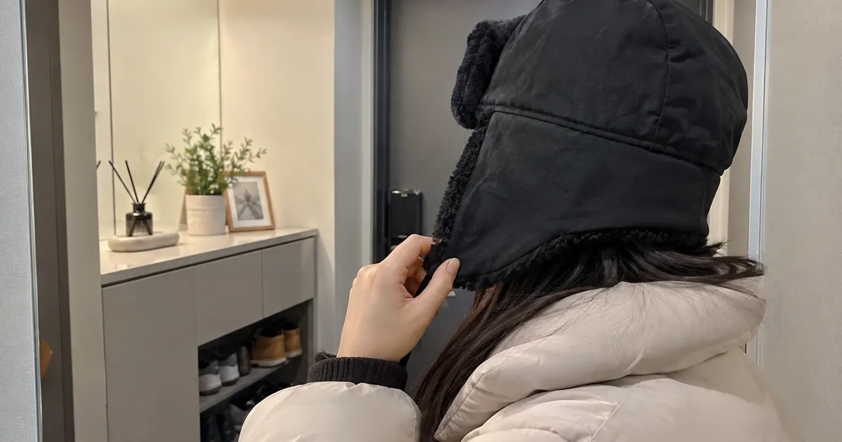 현관에서 귀달이 방한모자 비니를 착용한 머리보온 사용 장면 예시