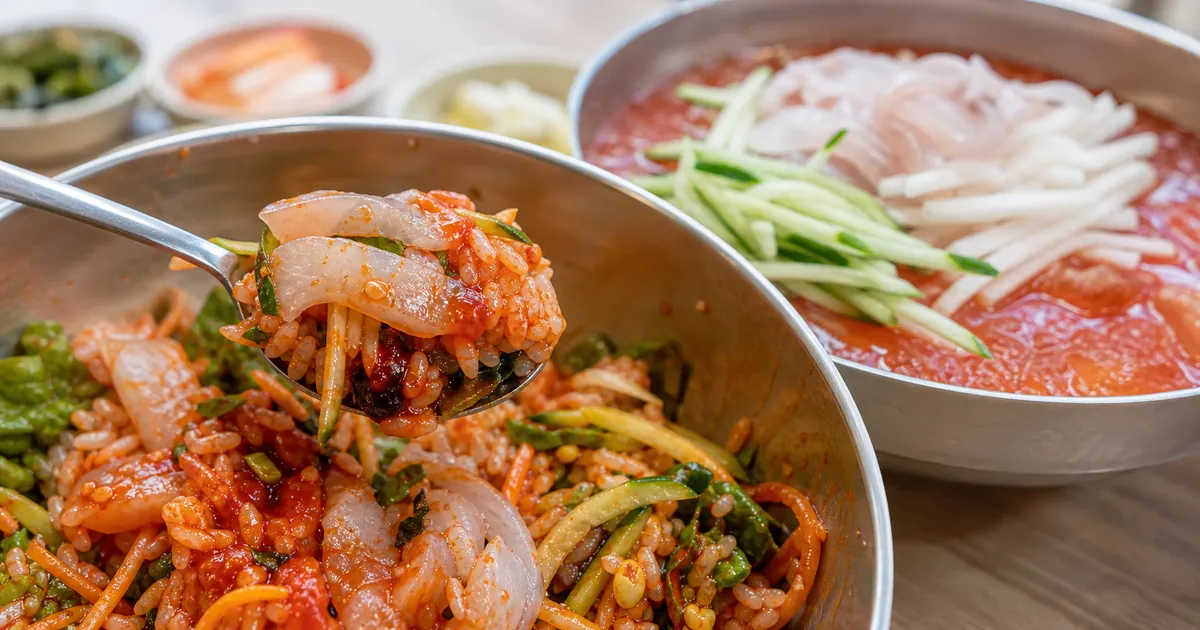 회덮밥의 비빔밥 식감과 물회의 차가운 국물감을 한 상에서 비교한 해산물 점심 이미지