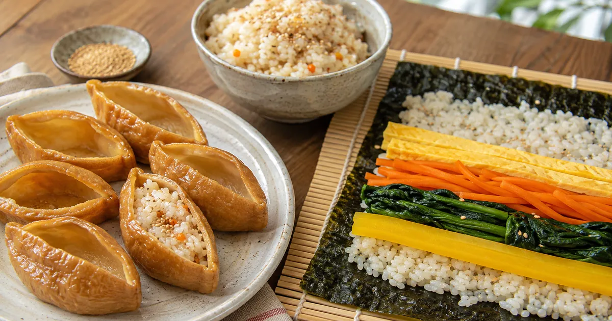 유부초밥용 유부와 김밥 재료를 나란히 준비한 점심 상차림