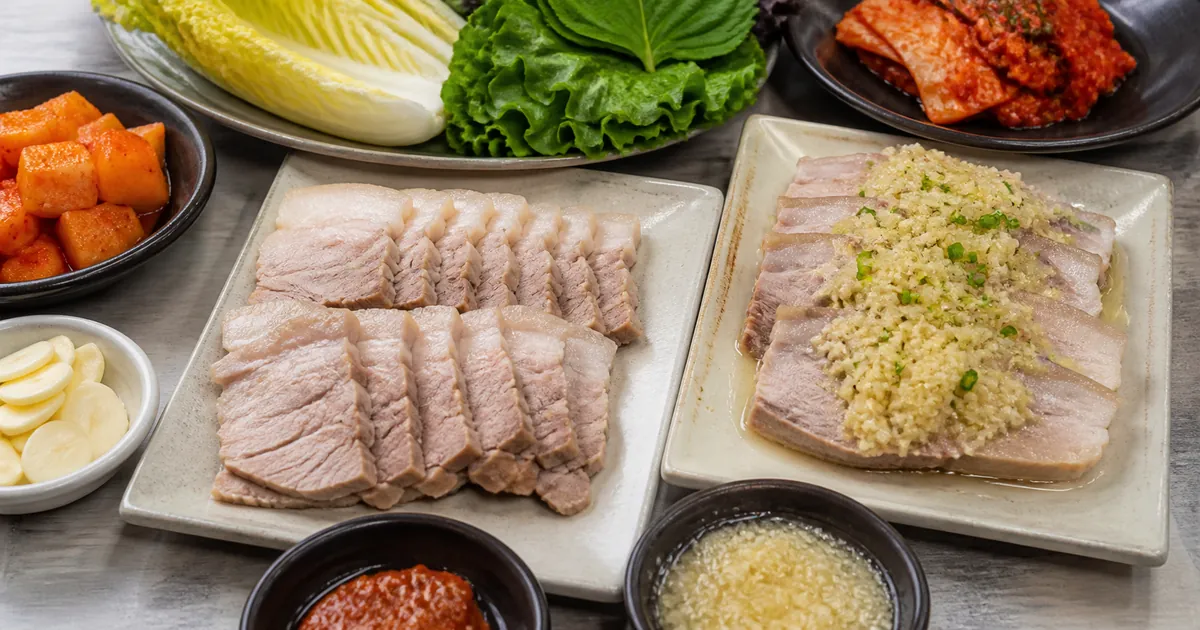 마늘보쌈과 일반 보쌈을 한 상에 놓고 소스와 곁들임 차이를 비교한 점심 상차림