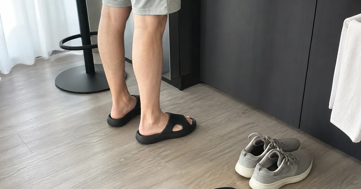 주방에서 아치 지지 슬리퍼를 신고 서 있는 발편한 사용 장면 예시
