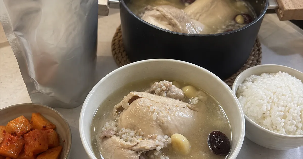 초복 삼계탕 밀키트를 냄비에 데워 그릇에 담은 집밥 사용 장면 예시