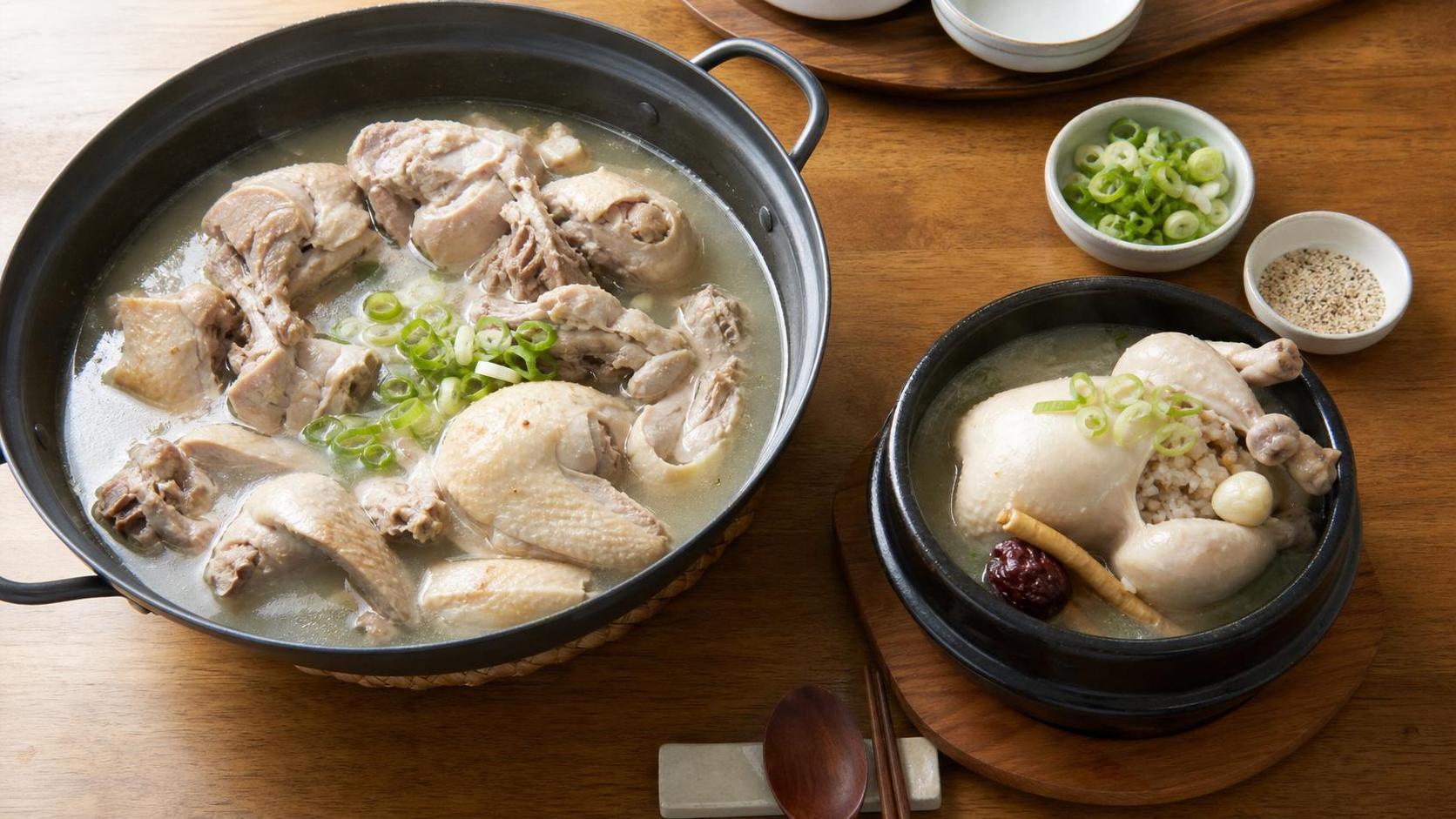 백숙 큰 냄비와 삼계탕 뚝배기를 함께 놓고 차이를 보여주는 한식 점심 상차림